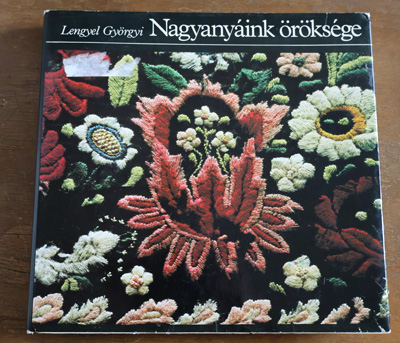 ハンガリー 刺繍図案本　Nagyanyaink oroksege　1986年　Aを開く