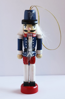 ドイツ　くるみ割り人形のオーナメント　Lを開く