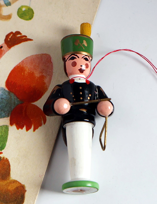 ドイツ　木製オーナメント　音楽隊　トライアングルを開く