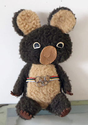 ロシア　ゆるゆるミーシャのぬいぐるみを開く