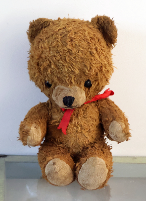 ハンガリー　頭でっかちの茶色いベア　赤いリボンを開く