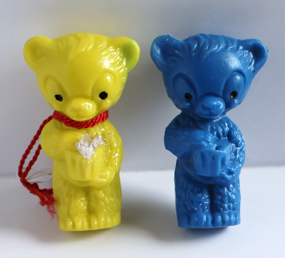 ドイツ　ビールを持ったプラスチックのDDRベア　YE/BLを開く