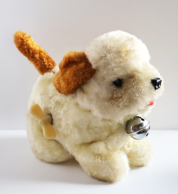 ハンガリー　ねじ巻きのたれ耳に犬　Aを開く