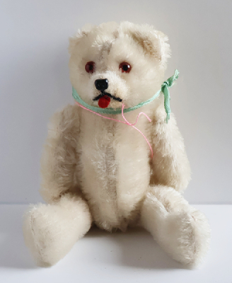 ドイツ　緑のリボンの白いピーナッツベアを開く