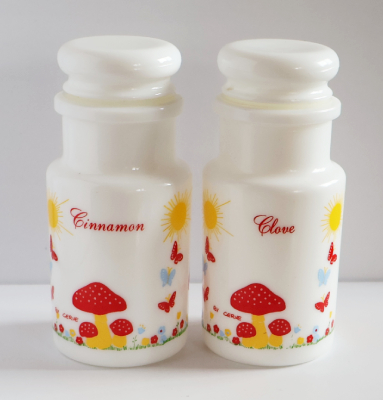 イタリア　ミルクガラスのスパイスジャー　シナモン/グローブを開く