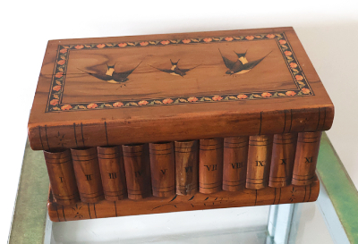 ハンガリー　ツバメの木箱を開く