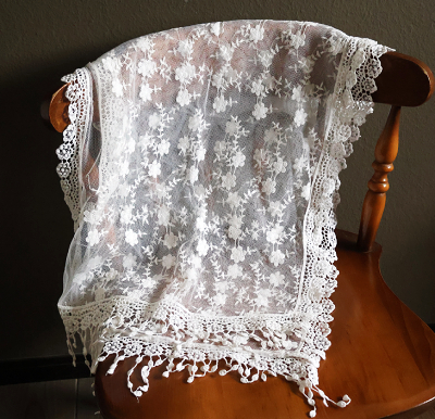 ハンガリー　レースのショールを開く