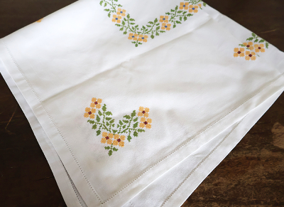 ドイツ　クロスステッチ刺繍テーブルクロス　黄色のお花を開く
