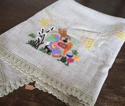 ドイツ　ウール刺繍テーブルクロス　イースター　うさぎとイースターエッグを開く