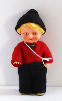 ドイツ　ヴィンテージラバードール　赤のトップス×黒ズボン　金髪を開く