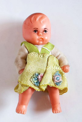 ドイツ　ヴィンテージラバードール　ARI社 黄緑色のベビードレスのベビーちゃんを開く